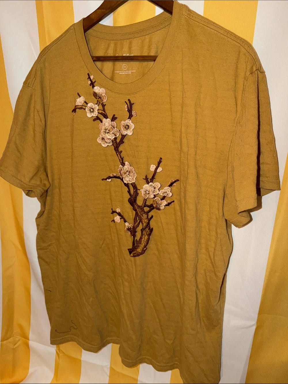 Men’s XXL T shirt with appliqué